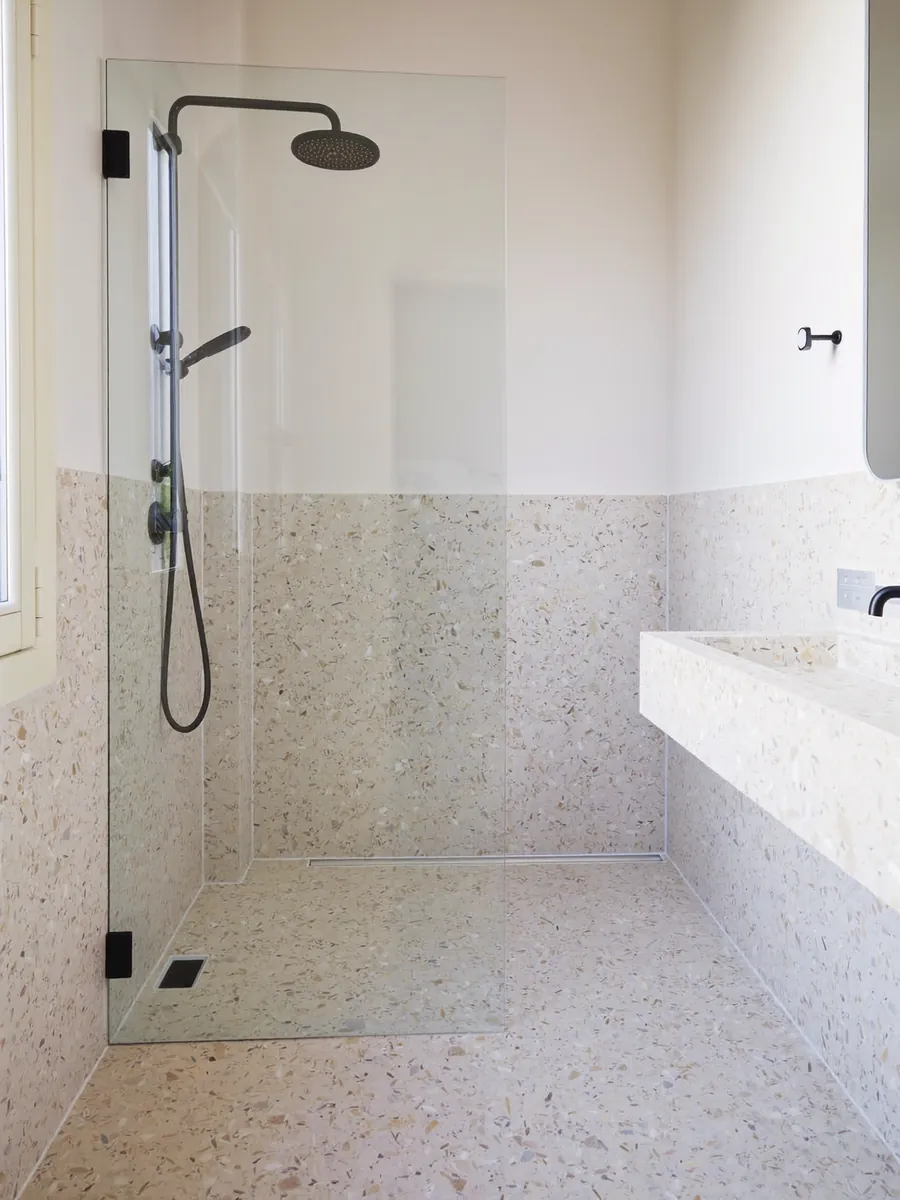 Une salle de bains rénovée avec une douche vitrée